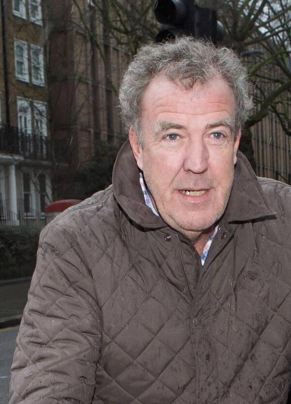 Jeremy Clarkson contro il divieto di fumo fuori dai pub: &ldquo;I comunisti con i capelli da Playmobil sanno solo proibire&rdquo;. E provoca gli ambientalisti: &ldquo;Usiamo il carbone per&hellip;&rdquo; E su Ryanair e la serie tv &ldquo;Brassic&rdquo; (Netflix)&hellip;