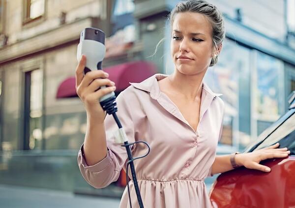 Le auto elettriche? &ldquo;Sono il nulla, ma le aziende non possono criticarle&rdquo;. E sulla (finta) crisi del mercato, la Cina e le emissioni reali: &ldquo;&Egrave; la deriva del green deal perch&eacute;&hellip;&rdquo;