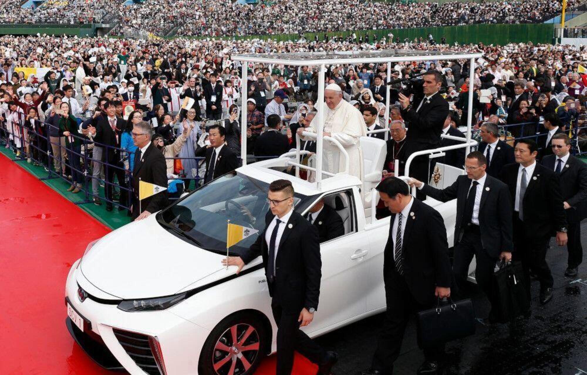 Papa Francesco auto ibrida