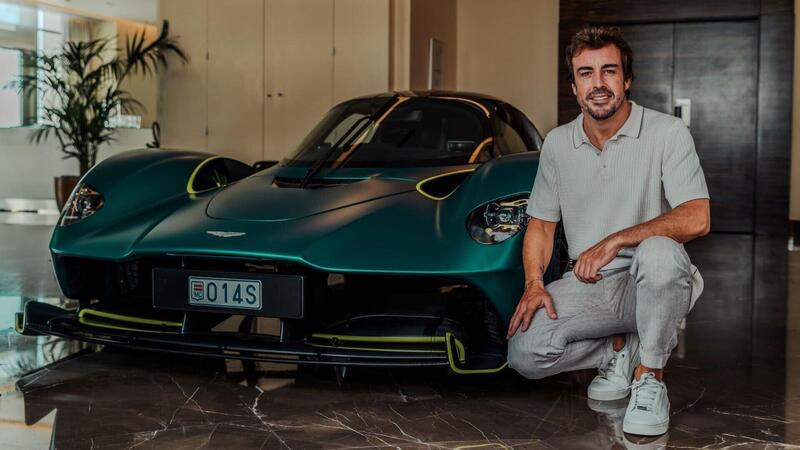 F1. Fernando Alonso guida la sua nuova Aston Martin Valkyrie, persino i pedali sono personalizzati