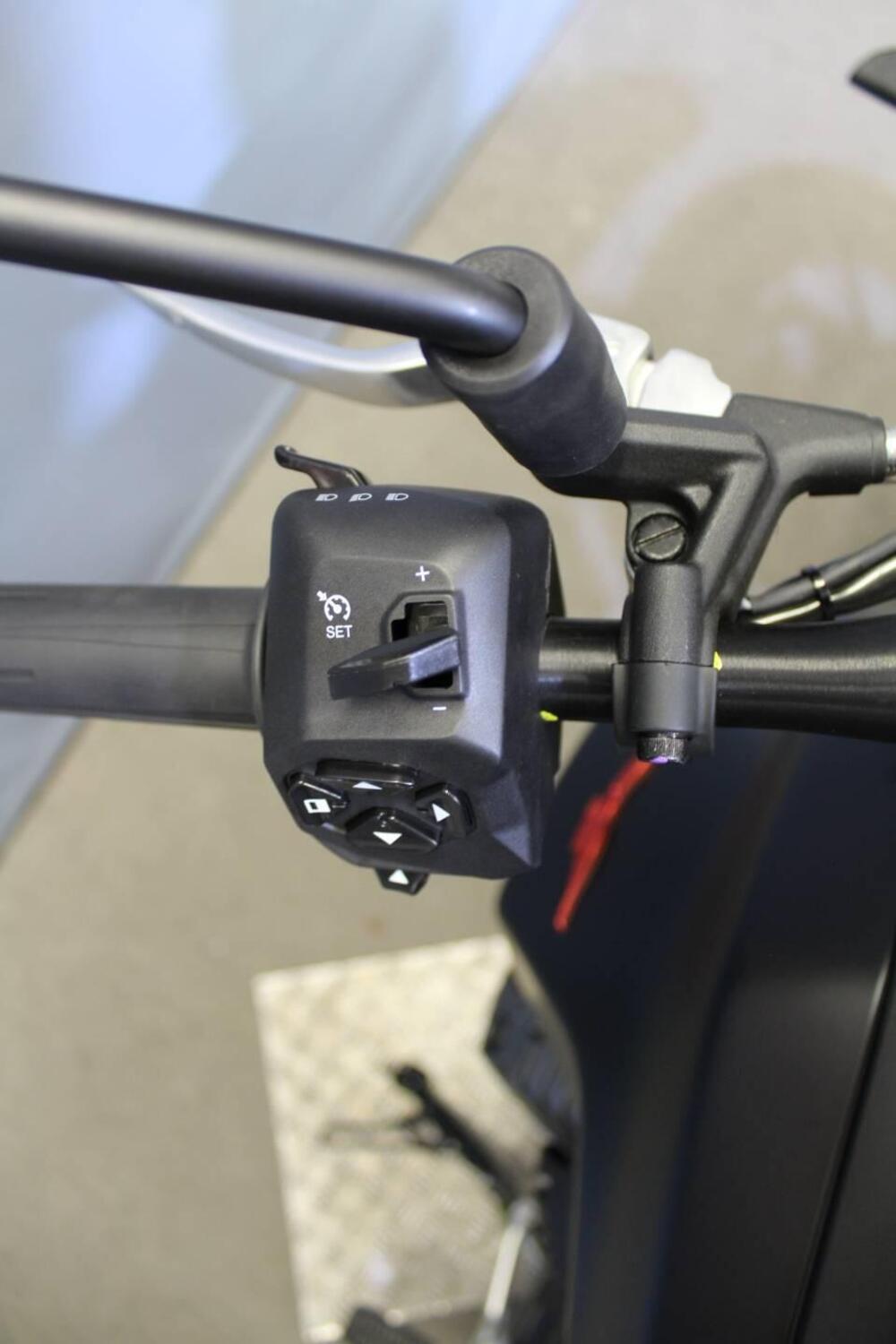 Moto Guzzi V85 Strada (2024 - 25) (11)