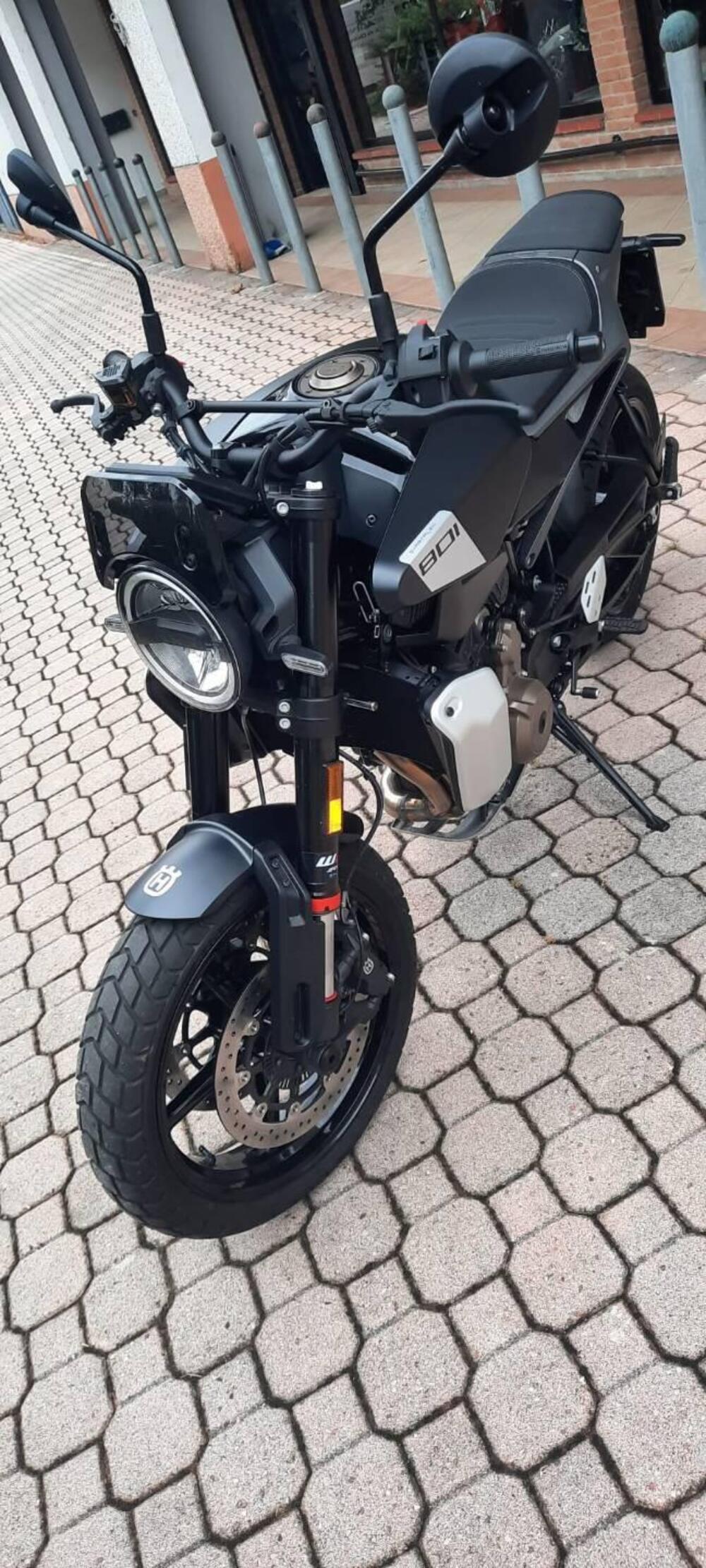 Husqvarna Svartpilen 801 (2024 - 25) (2)