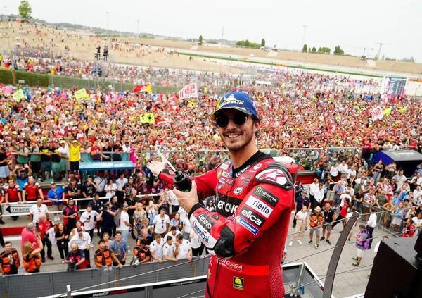 Pecco Bagnaia pu&ograve; essere ferro e piuma: &ldquo;L&rsquo;odore non era da pioggia, sapevo dello zero di Mart&iacute;n. Oggi Marquez poteva vincere solo sul bagnato&rdquo;