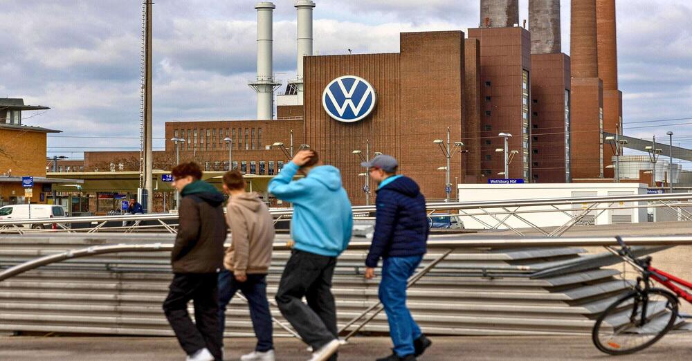 Volkswagen chiude uno stabilimento? &quot;Paga l&#039;all-in sulle auto elettriche&quot;. Economia in crisi, multe dall&#039;Ue sulle emissioni e ascesa di Afd, parla l&#039;esperto: &quot;Situazione delicatissima&quot;