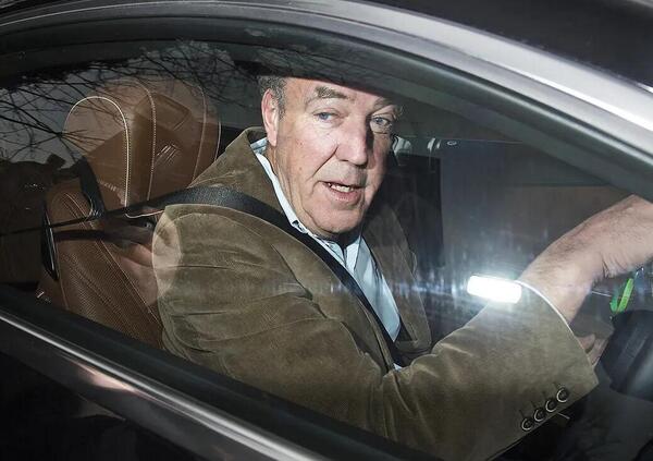 Top Gear, Jeremy Clarkson ha inventato un finto guasto a una Tesla? &ldquo;Il nemico dell&rsquo;elettrico&rdquo; (secondo Musk) risponde al conduttore Chris Harris: &ldquo;Mi fa arrabbiare. E in tribunale...&rdquo;