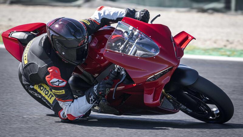 Ducati Panigale V4 2025: l&#039;abbiamo provata, vi raccontiamo come va e vi sveliamo tutti i suoi segreti [VIDEO e GALLERY]