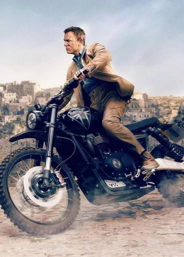 James Bond &egrave; morto e Daniel Craig ha messo all&rsquo;asta la propria Triumph Scrambler 1200. Il prezzo? No time to die