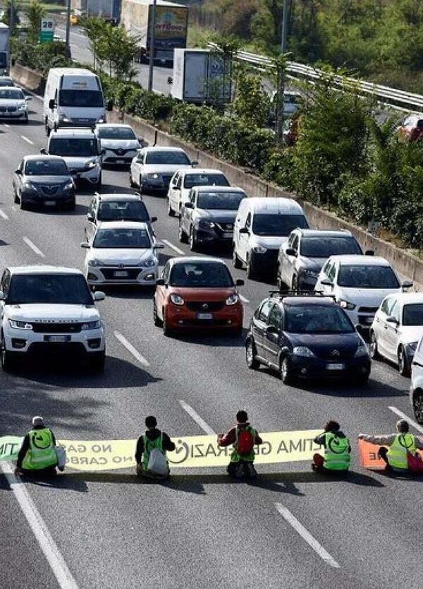 Blocchi stradali e occupazioni, &egrave; la fine di Ultima Generazione? Via libera ai &ldquo;gretini&rdquo; dietro le sbarre da parte dalla Camera, e&hellip;