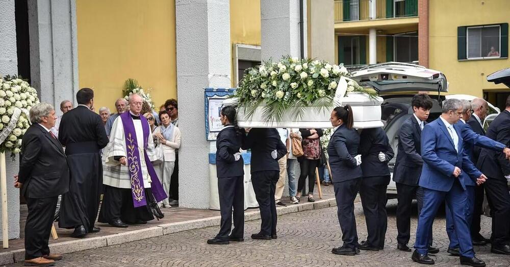 Strage di Paderno Dugnano, uno sconosciuto entra in chiesa e interrompe i funerali: ecco cosa &egrave; successo