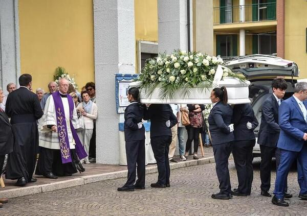 Strage di Paderno Dugnano, uno sconosciuto entra in chiesa e interrompe i funerali: ecco cosa &egrave; successo