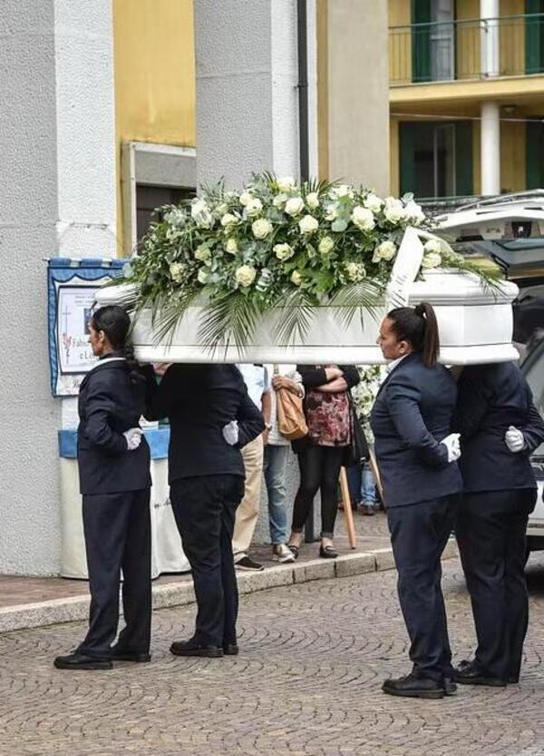 Strage di Paderno Dugnano, uno sconosciuto entra in chiesa e interrompe i funerali: ecco cosa &egrave; successo