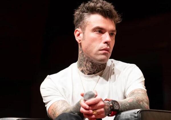 Ma perch&eacute; Fedez non ha annullato il concerto dopo la tragedia del bimbo morto schiacciato dalla porta di calcio a Sassari? Forse per una volta ha ragione lui: &ldquo;Vergogna a chi? Fate schifo al caz*o&rdquo;