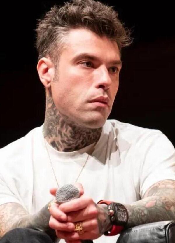 Ma perch&eacute; Fedez non ha annullato il concerto dopo la tragedia del bimbo morto schiacciato dalla porta di calcio a Sassari? Forse per una volta ha ragione lui: &ldquo;Vergogna a chi? Fate schifo al caz*o&rdquo;