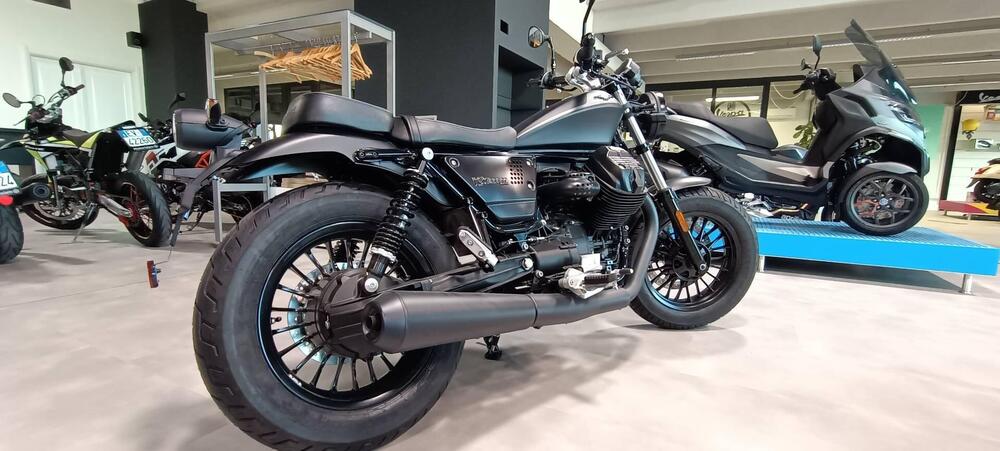 Moto Guzzi V9 Bobber (2021 - 25) (3)