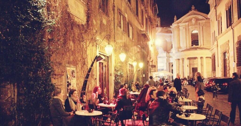 Siamo andati a mangiare al Bar della Pace, storico simbolo della movida di Roma, riaperto dopo 11 anni. Ma vale davvero la pena o &egrave; solo un&rsquo;altra vittima del turismo di massa?