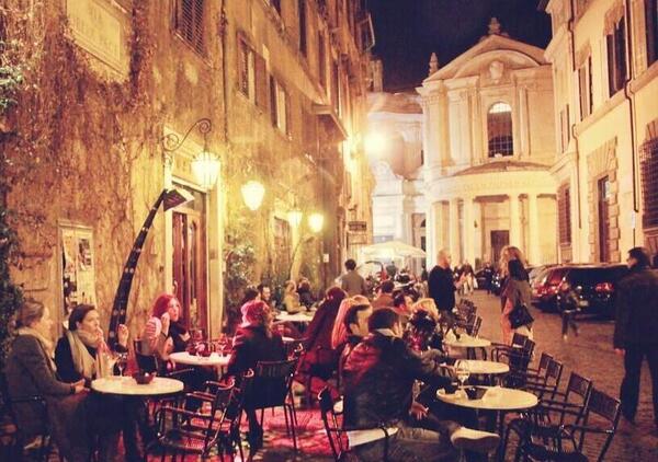 Siamo andati a mangiare al Bar della Pace, storico simbolo della movida di Roma, riaperto dopo 11 anni. Ma vale davvero la pena o &egrave; solo un&rsquo;altra vittima del turismo di massa?