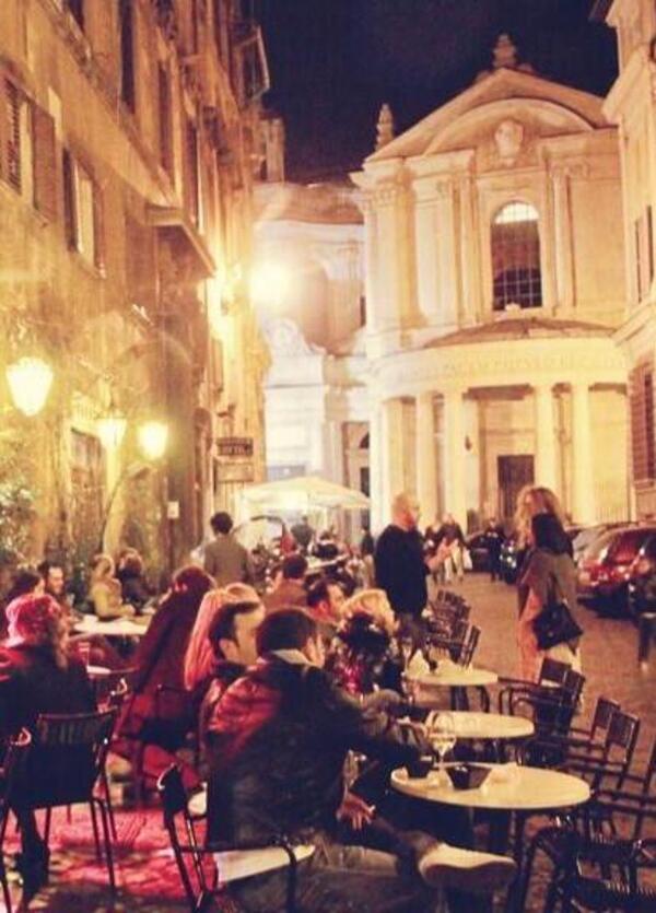 Siamo andati a mangiare al Bar della Pace, storico simbolo della movida di Roma, riaperto dopo 11 anni. Ma vale davvero la pena o &egrave; solo un&rsquo;altra vittima del turismo di massa?