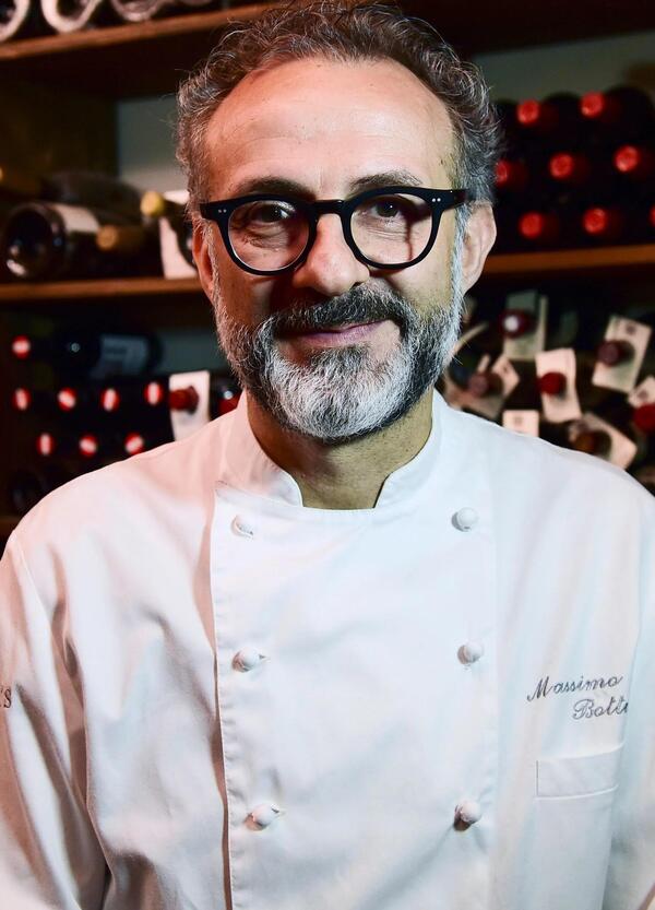 Chef Massimo Bottura: &ldquo;Le vacanze? Non ne ho bisogno&rdquo;. Le stelle Michelin? &ldquo;Non le vuole chi non le pu&ograve; avere&rdquo;. E sull&rsquo;arte della cucina, il green e la sostenibilit&agrave;&hellip;