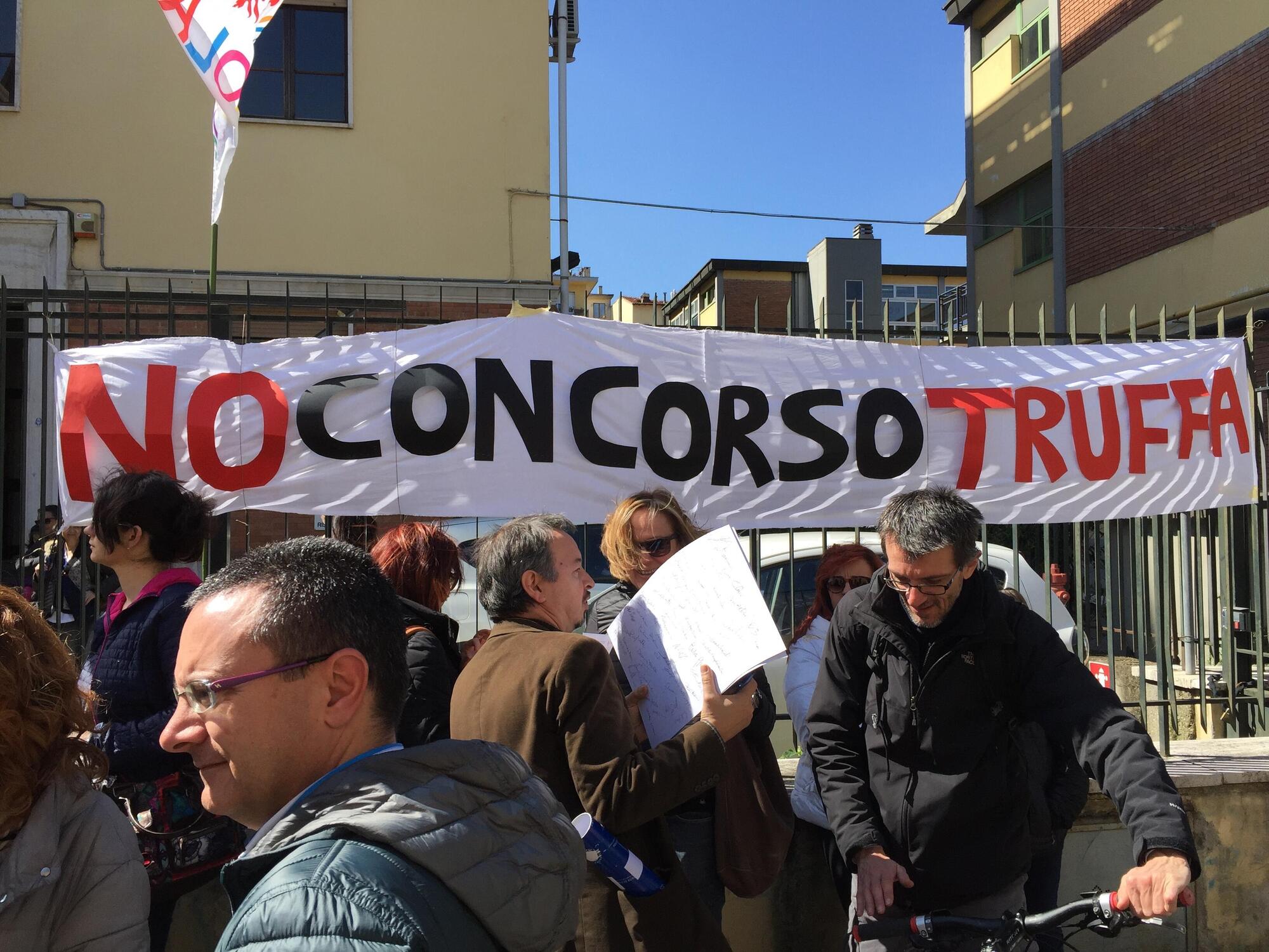 Una protesta contro il concorso Pnrr