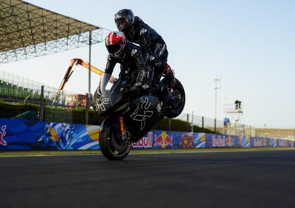 Ok, siamo stati sulla Ducati Biposto a Misano con Franco Battaini: ecco cosa si prova a stare appesi a un filo sulla Moto X2