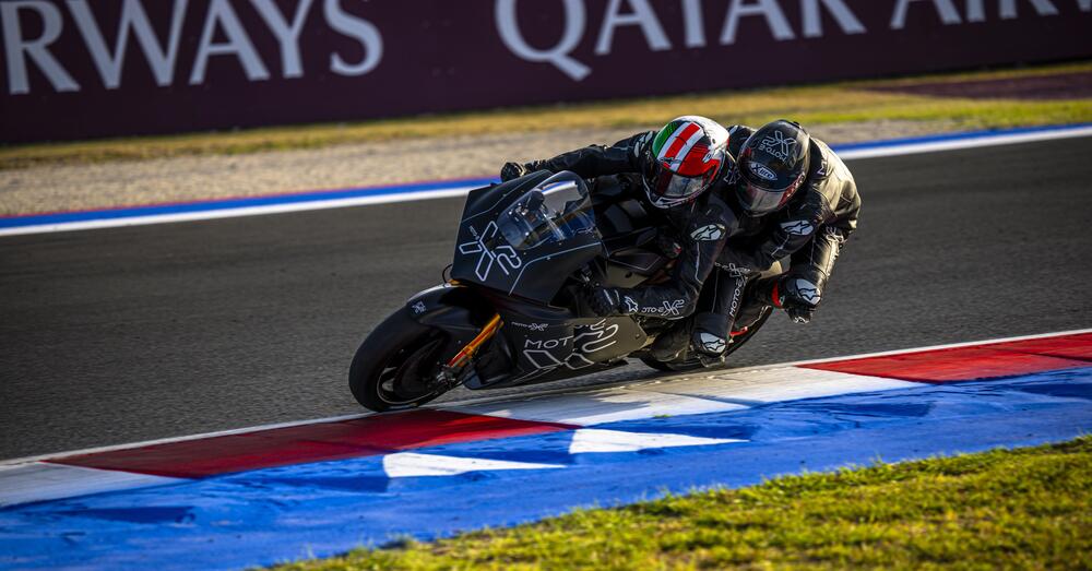 Ok, siamo stati sulla Ducati Biposto a Misano con Franco Battaini: ecco cosa si prova a stare appesi a un filo sulla Moto X2