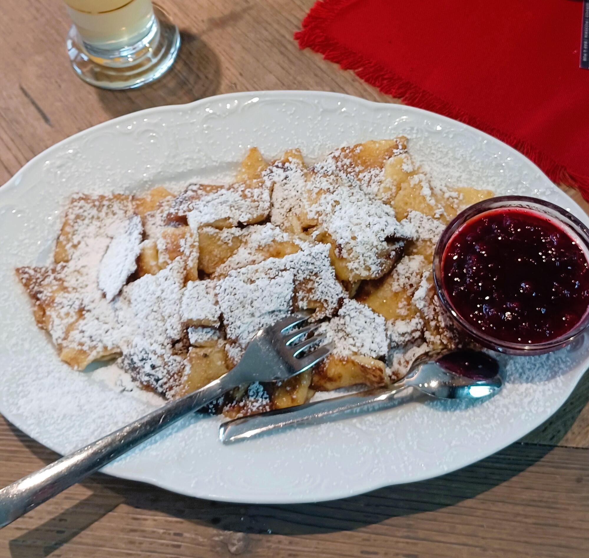 Birra e piatto di &ldquo;Kaisershmarren&rdquo; della baita Tre Cime vicino al museo di Messner