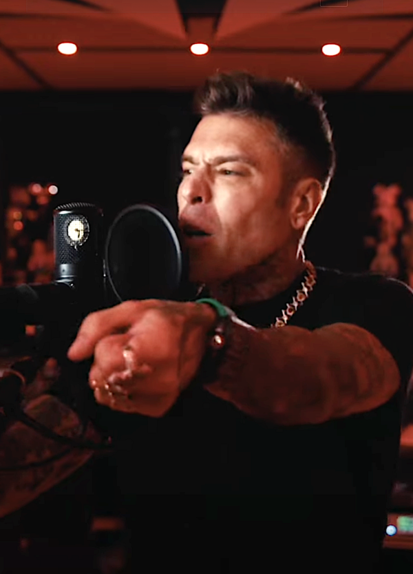 Fedez ha tanti difetti, ma il rap lo sa fare. Ecco come asfalta Tony Effe: Taylor Mega nel video dissing, i messaggi a Chiara Ferragni e su Vittoria Ceretti e Chiara Biasi&hellip;