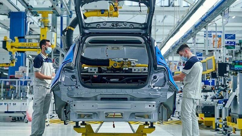 Fiat Mirafiori: dalla 500e alle cinesi Leapmotor, gli operai (pochi) tornano al lavoro