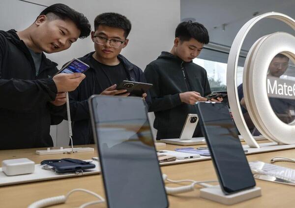 Apple lancia l&#039;Iphone 16: ok, ma lo sapete che Huawei e la Cina la stanno divorando? Smartphone a tre schermi e modelli low cost: la guerra dei telefoni entra nel vivo