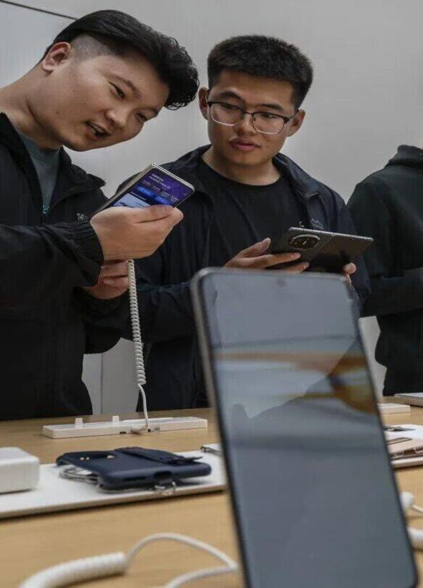 Apple lancia l&#039;Iphone 16: ok, ma lo sapete che Huawei e la Cina la stanno divorando? Smartphone a tre schermi e modelli low cost: la guerra dei telefoni entra nel vivo