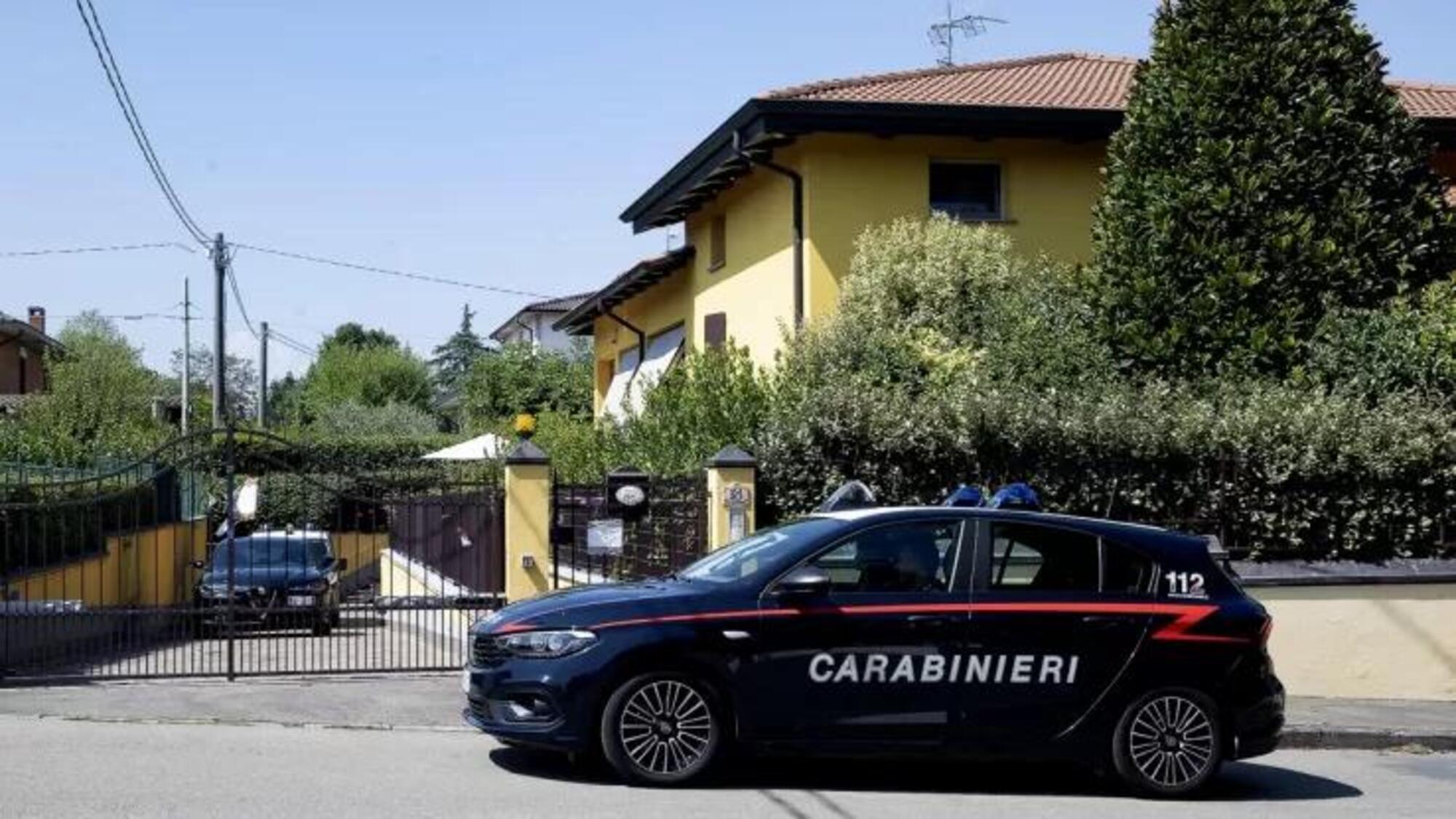 I carabinieri davanti alla villetta di Traversetolo, Parma, dove &egrave; sono stati trovati i corpi dei neonati