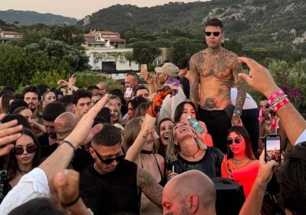 La Costa Smeralda &egrave; diventata un incrocio tra Temptation Island e un video di Fedez e Tony Effe? Ecco perch&eacute; e come i tempi del lusso sofisticato di Lady Diana e Grace Kelly in Sardegna sono finiti