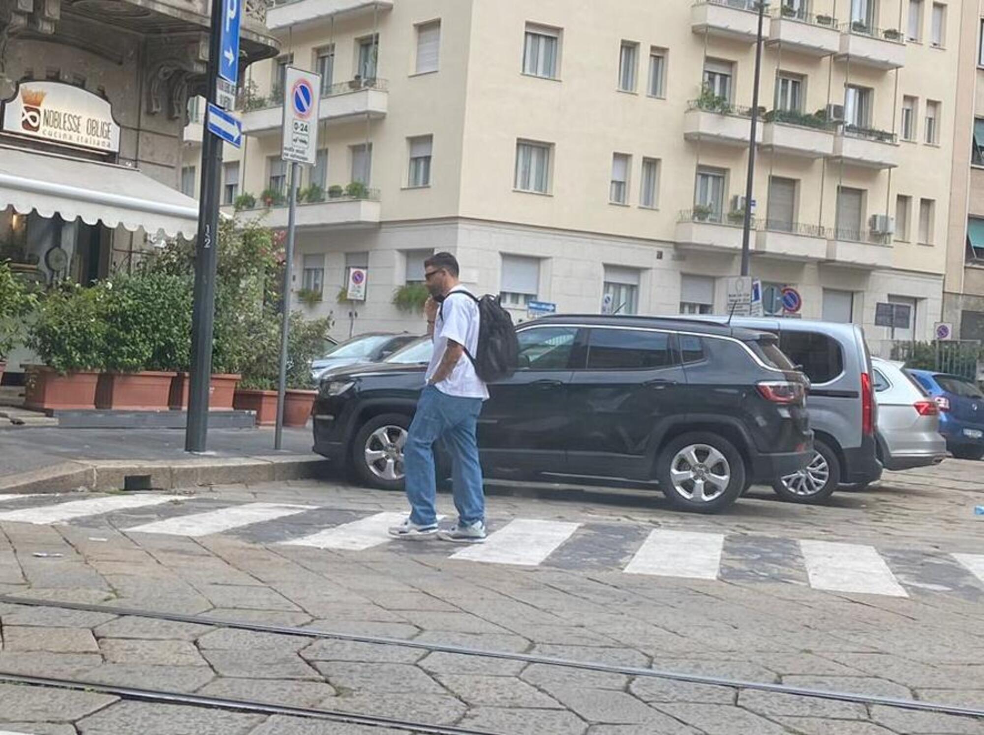 Gianluca Gazzoli paparazzato (a sua insaputa) prima della presentazione di Passa dal Bsmt