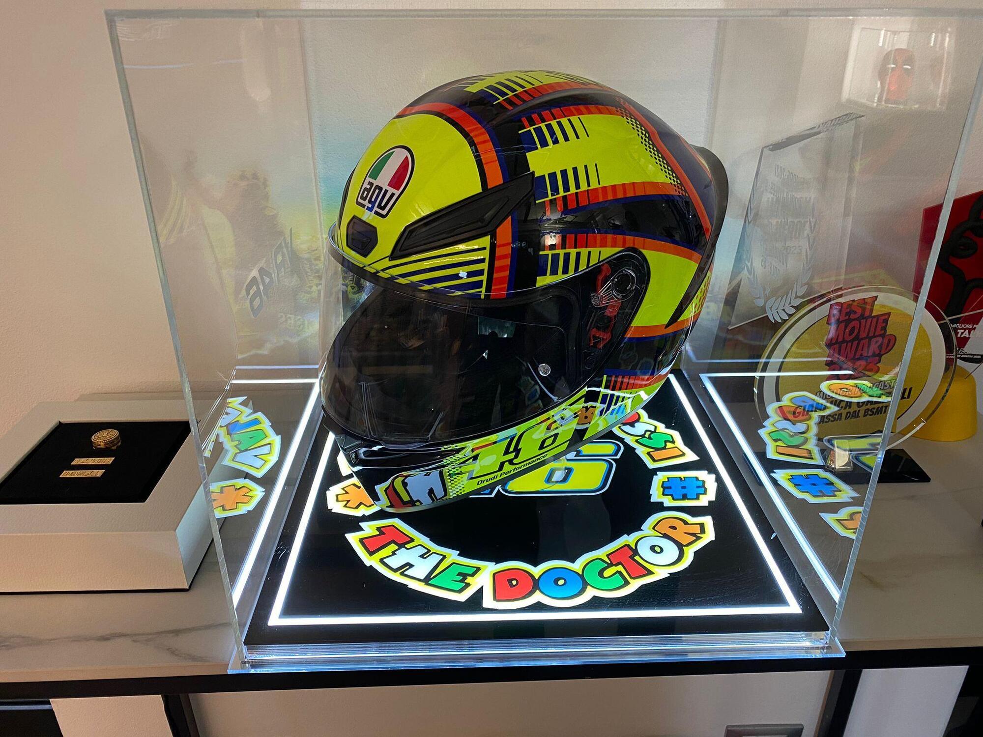 Il casco che Valenti Rossi ha regalato a Gianluca Gazzoli dopo l&#039;ospitata a Passa dal Bsmt