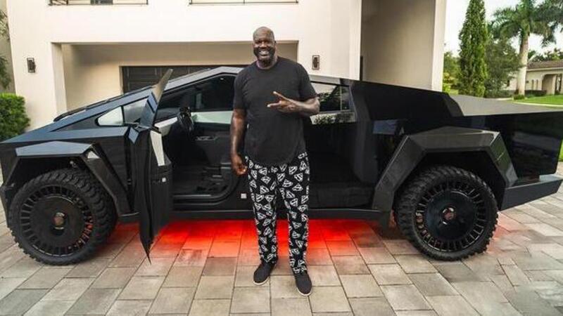 Shaquille O&#039;Neal (2 metri e 16 cm) ha il suo Cybertruck, ma &egrave; un po&#039; speciale