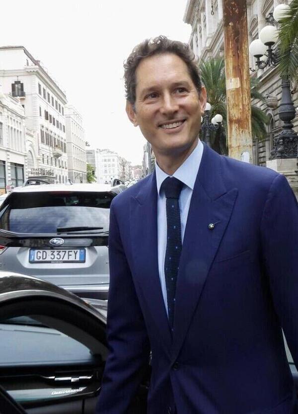 Cos&#039;ha in mente John Elkann? Industria, finanza, auto: vi spieghiamo qual &egrave; la sua (vera) strategia. E sul braccio di ferro con Repubblica...