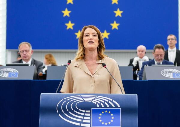 Perch&eacute; Roberta Metsola, presidente del Parlamento europeo, sostiene che lo shipping rientra nella &ldquo;transizione verde&rdquo; quando ha le peggiori emissioni? C&rsquo;entra forse il marito, lobbista di una nota compagnia di navigazione? 