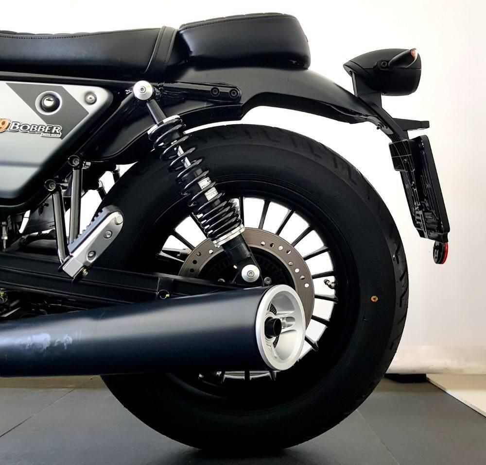 Moto Guzzi V9 Bobber (2021 - 25) (13)
