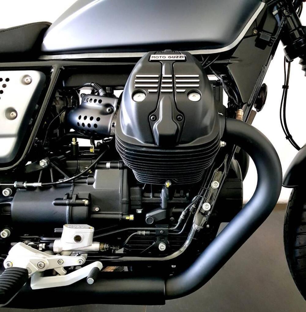 Moto Guzzi V9 Bobber (2021 - 25) (17)