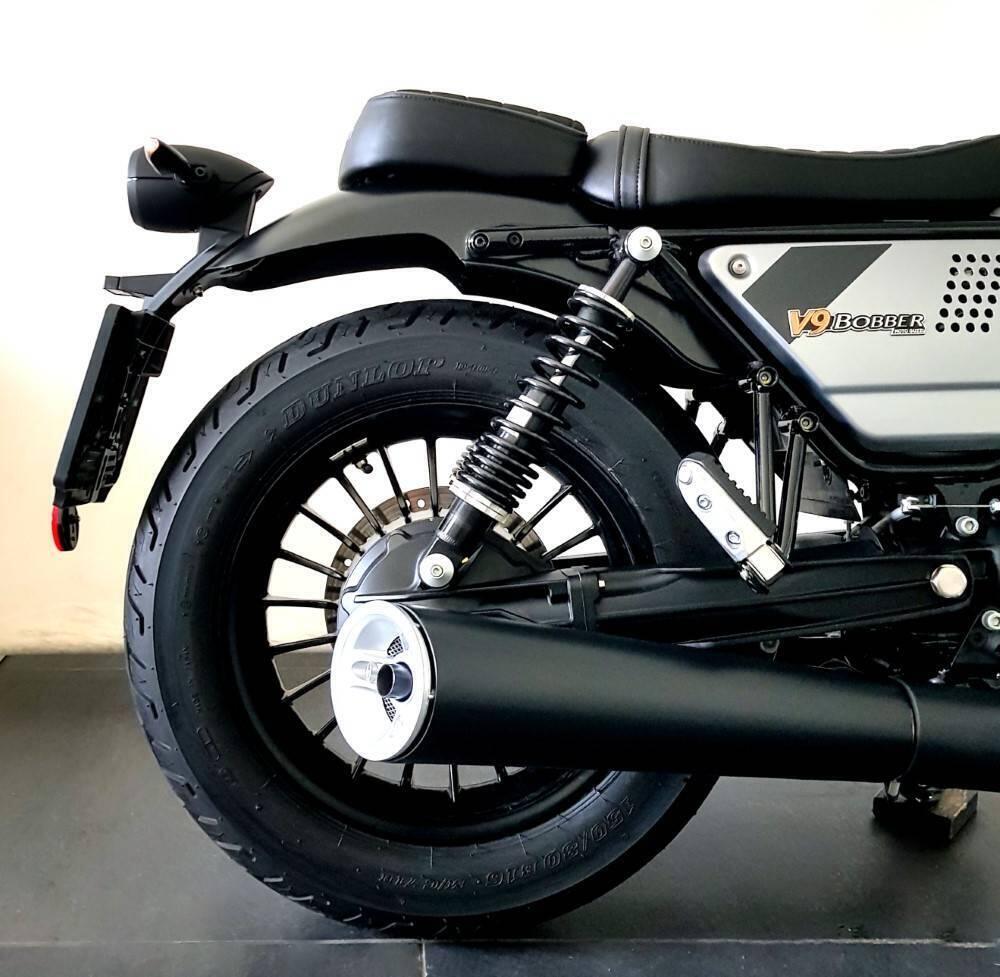 Moto Guzzi V9 Bobber (2021 - 25) (20)