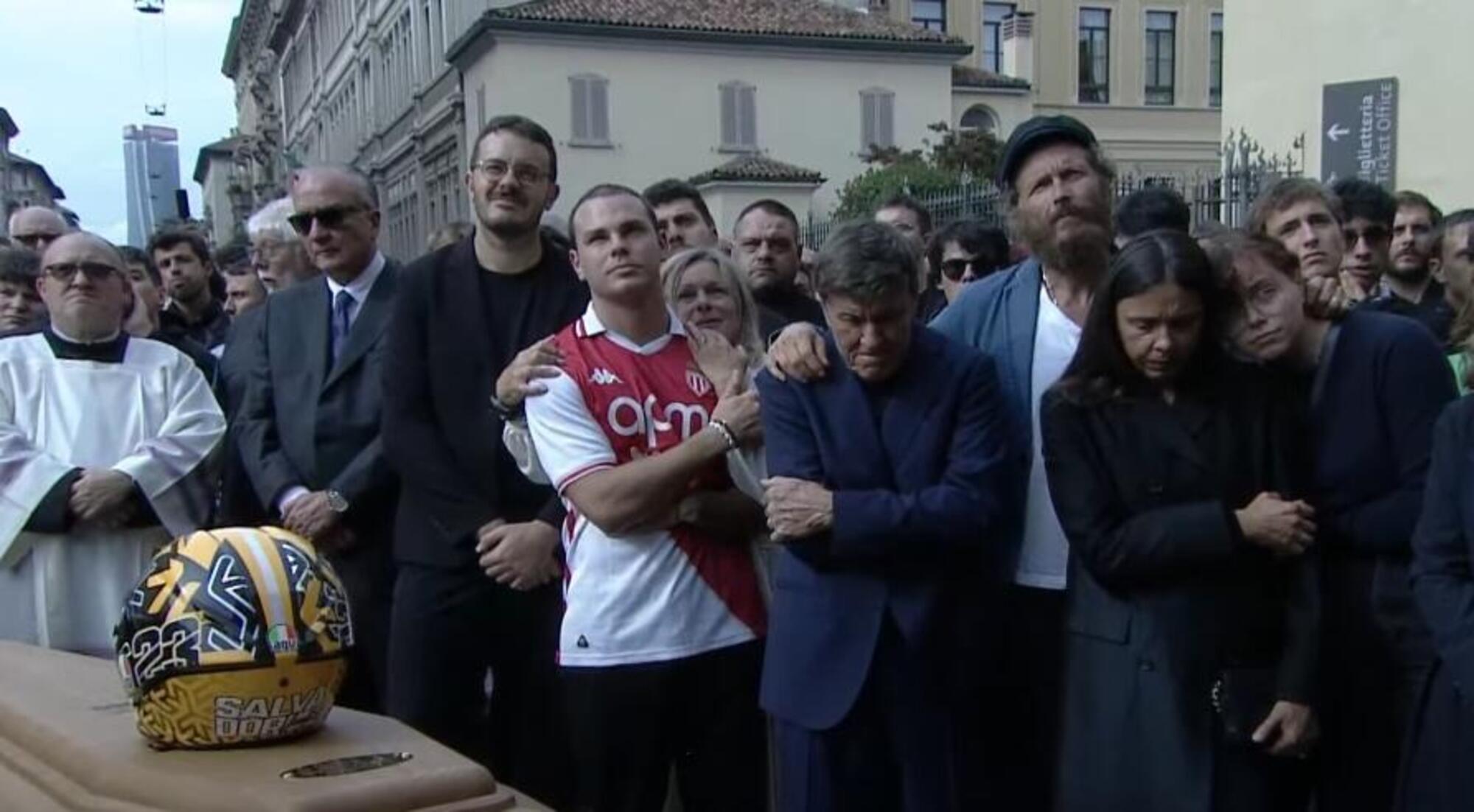 Gianni Morandi e Jovanotti al funerale di Luca Salvadori