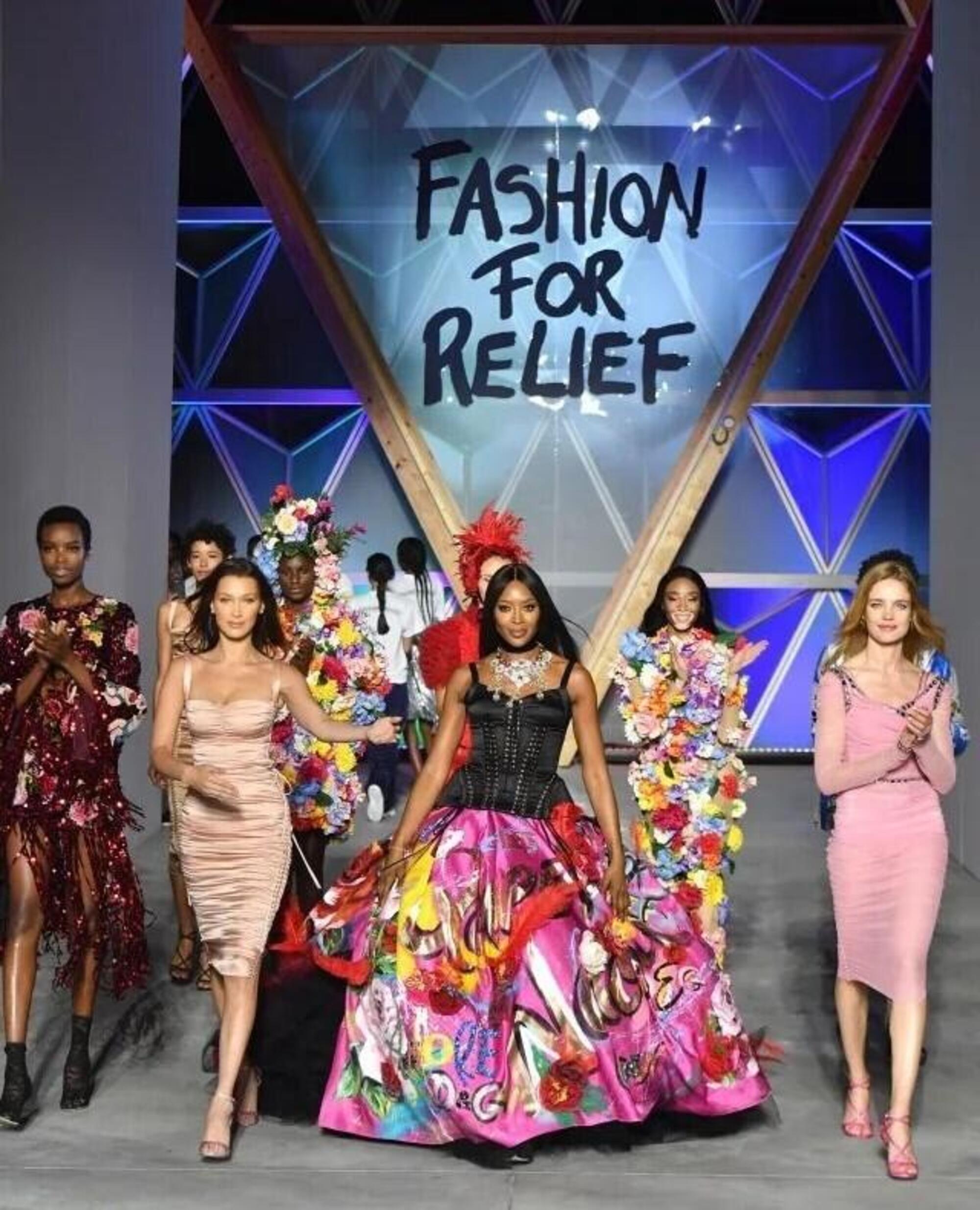 Naomi Campbell con Bella Hadid e altre super top model durante un evento di Fashion fro Relief