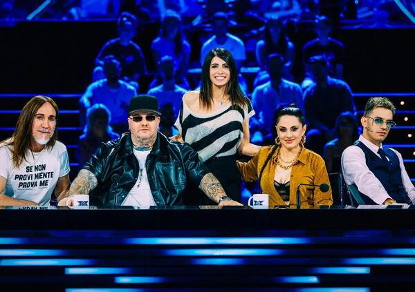 X Factor, dalle smorfie di Achille Lauro, alla simpatia di Jake La Furia fino all&rsquo;alchimia tra loro, Paola Iezzi e Manuel Agnelli. Ecco perch&eacute; &egrave; il primo anno che guardarlo fa bene