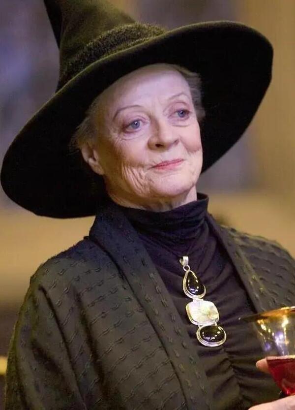 &Egrave; morta Maggie Smith, con lei se ne va anche la nostra adolescenza tra Harry Potter e Downton Abbey. E sulla sua campagna Loewe&hellip;