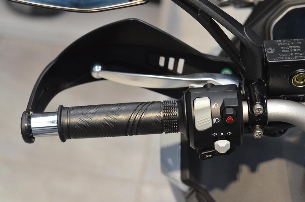 Sym ADX 300 (2024 - 25) (14)