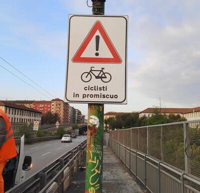 Milano: cartelli "promiscui" sul ponte della Ghisolfa, la battaglia per i ciclisti continua