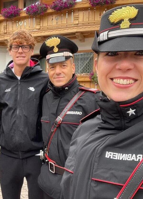 Ok, ma cosa succede all&#039;Instagram dell&#039;Arma dei Carabinieri? Tra Gta, erba ed effetti cringe, il profilo diventa virale. Ma il motivo della svolta? Ve lo spieghiamo noi...