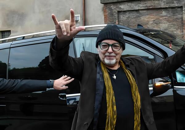 Vasco Rossi e le confessioni sulla &ldquo;vita spericolata&rdquo; con le auto: dalla Fiat 500, Citro&euml;n e Bmw, e alla Maserati da &ldquo;rockstar&rdquo;. Ma quell&rsquo;incidente&hellip;