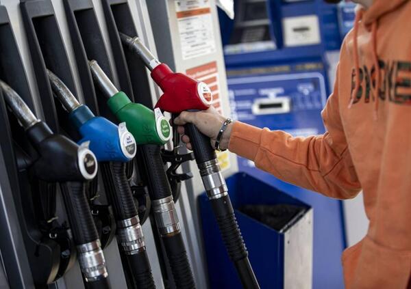 Stop agli sconti sulle accise, ma cosa vuol dire? Non solo il prezzo del diesel, anche quello dei beni primari aumenter&agrave;. E perch&eacute; nessun governo riesce a tagliarle davvero? Vi spieghiamo come stanno le cose