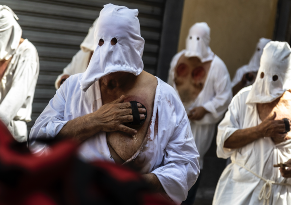 Reportage da un altro mondo: i riti penitenziali di Guardia Sanframondi tra sangue, preghiere e processi